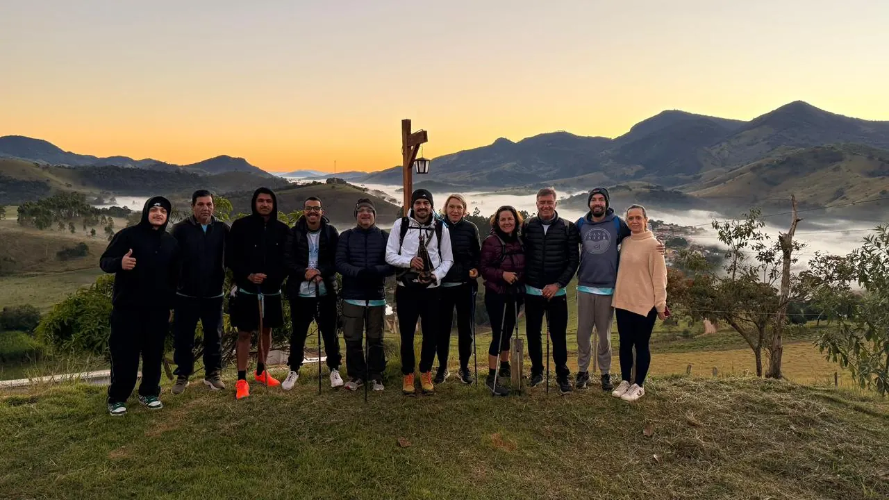 Grupo em vivência guiada ao nascer do sol no topo da montanha
